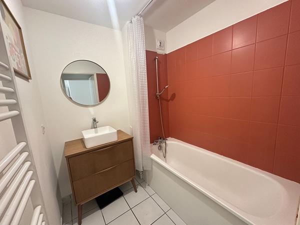 A SAINTE GENEVIEVE DES BOIS, APPARTEMENT T2 AVEC BALCON ET PARKING, PROCHE COMMERCE ET ECOLE