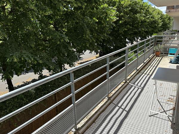 A SAINTE GENEVIEVE DES BOIS, APPARTEMENT T2 AVEC BALCON ET PARKING, PROCHE COMMERCE ET ECOLE