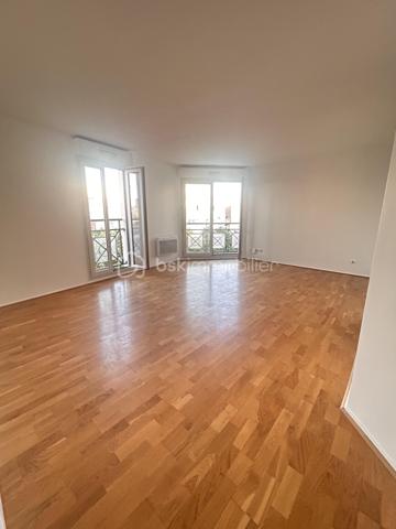 Emplacement idéal au cœur de Bondy !
Découvrez cet appartement lumineux offrant :
✅ 2 belles chambres
✅ Un agréable balcon pour profiter des beaux jours
✅ Un box fermé et sécurisé en option
✅ Proximité immédiate de la gare, du Tram T4 et de l’A86 pour des déplacements facilités
🚆 Commerces, écoles et transports accessibles à pied : un cadre de vie pratique et recherché !

💙 Idéal pour une famille, un jeune couple ou un investissement locatif.

📲 Contactez-moi dès maintenant pour organiser une visite et découvrir ce bien sans tarder !