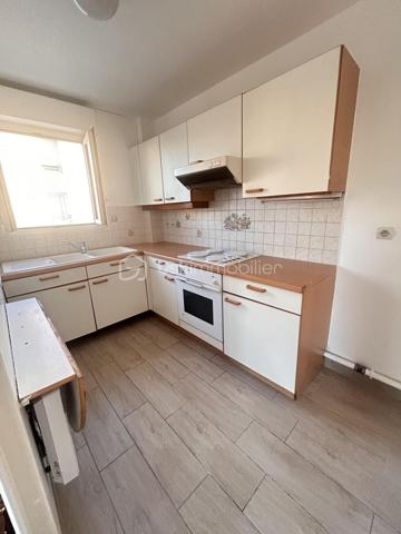 Emplacement idéal au cœur de Bondy !
Découvrez cet appartement lumineux offrant :
✅ 2 belles chambres
✅ Un agréable balcon pour profiter des beaux jours
✅ Un box fermé et sécurisé en option
✅ Proximité immédiate de la gare, du Tram T4 et de l’A86 pour des déplacements facilités
🚆 Commerces, écoles et transports accessibles à pied : un cadre de vie pratique et recherché !

💙 Idéal pour une famille, un jeune couple ou un investissement locatif.

📲 Contactez-moi dès maintenant pour organiser une visite et découvrir ce bien sans tarder !