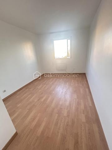 Emplacement idéal au cœur de Bondy !
Découvrez cet appartement lumineux offrant :
✅ 2 belles chambres
✅ Un agréable balcon pour profiter des beaux jours
✅ Un box fermé et sécurisé en option
✅ Proximité immédiate de la gare, du Tram T4 et de l’A86 pour des déplacements facilités
🚆 Commerces, écoles et transports accessibles à pied : un cadre de vie pratique et recherché !

💙 Idéal pour une famille, un jeune couple ou un investissement locatif.

📲 Contactez-moi dès maintenant pour organiser une visite et découvrir ce bien sans tarder !
