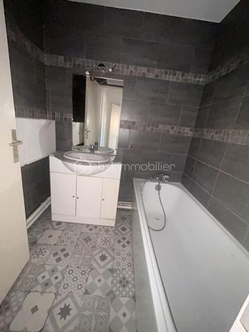 Emplacement idéal au cœur de Bondy !
Découvrez cet appartement lumineux offrant :
✅ 2 belles chambres
✅ Un agréable balcon pour profiter des beaux jours
✅ Un box fermé et sécurisé en option
✅ Proximité immédiate de la gare, du Tram T4 et de l’A86 pour des déplacements facilités
🚆 Commerces, écoles et transports accessibles à pied : un cadre de vie pratique et recherché !

💙 Idéal pour une famille, un jeune couple ou un investissement locatif.

📲 Contactez-moi dès maintenant pour organiser une visite et découvrir ce bien sans tarder !