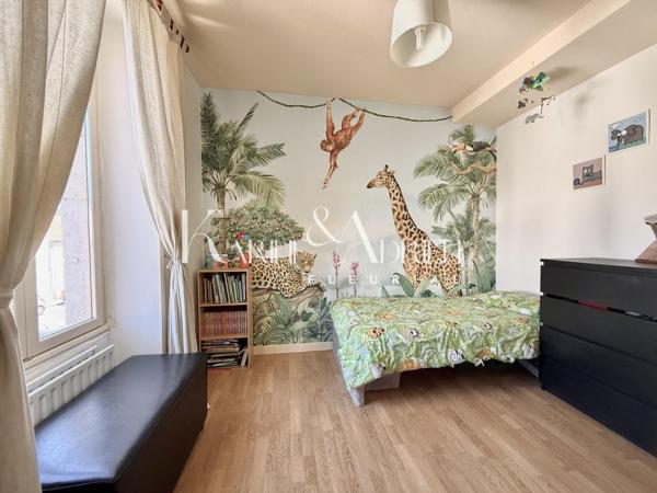 Maison de ville : 6 chambres, piscine et jardin