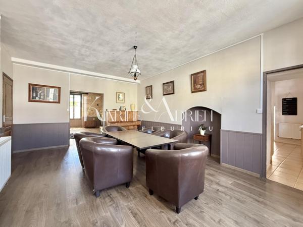Maison de ville : 6 chambres, piscine et jardin