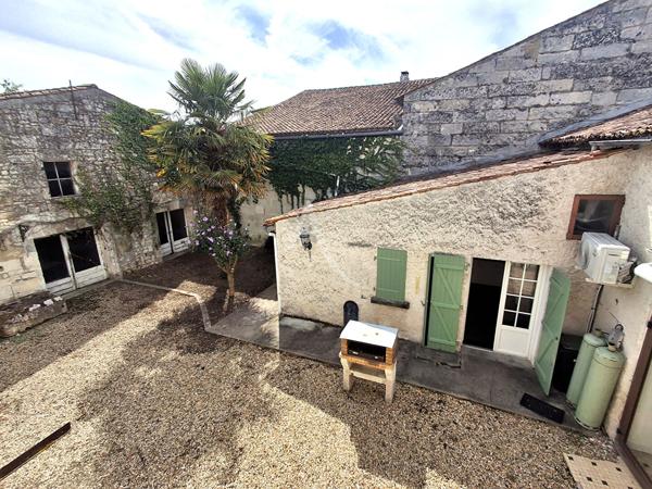 SAINTES- Ensemble immobilier