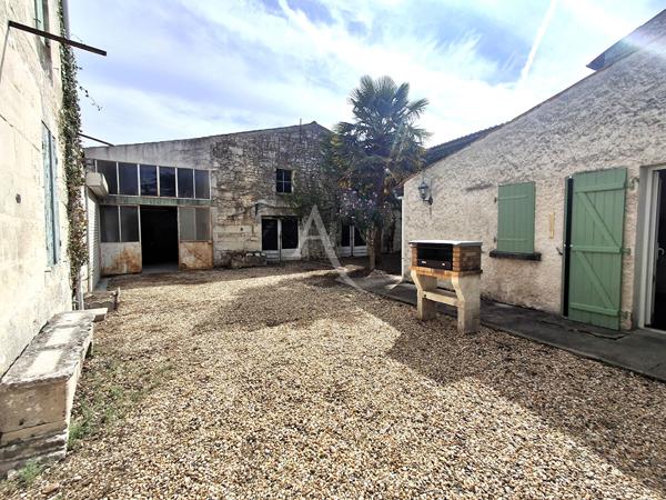SAINTES- Ensemble immobilier