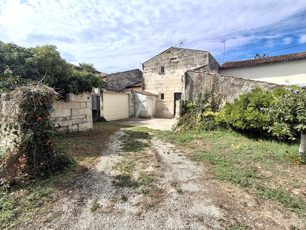 SAINTES- Ensemble immobilier