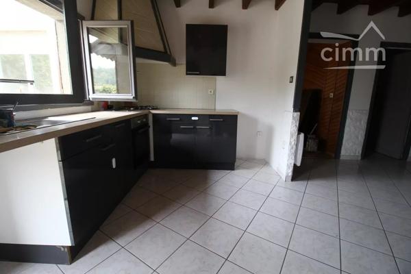 A vendre une maison de plain pied avec un jardin, une cour  et une cave pouvant être transformée en studio.