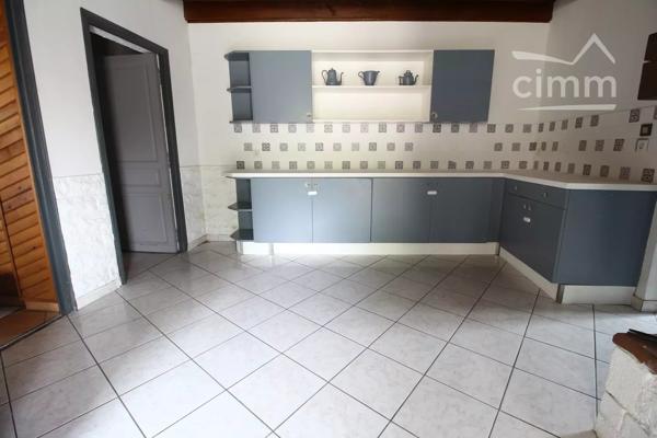 A vendre une maison de plain pied avec un jardin, une cour  et une cave pouvant être transformée en studio.
