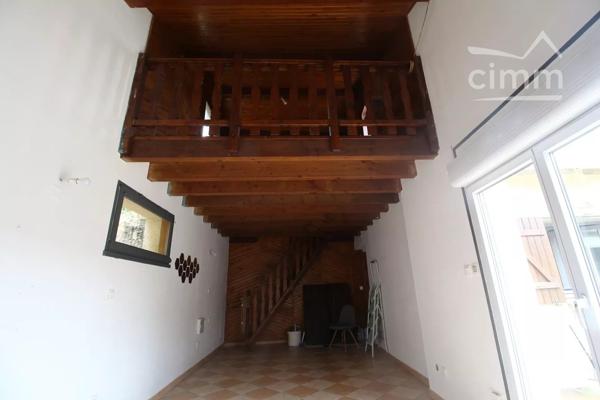 A vendre une maison de plain pied avec un jardin, une cour  et une cave pouvant être transformée en studio.