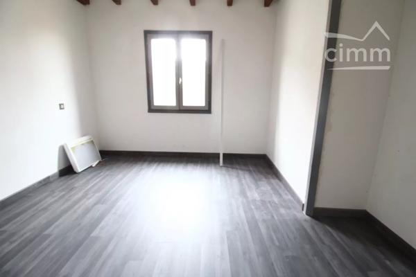 A vendre une maison de plain pied avec un jardin, une cour  et une cave pouvant être transformée en studio.