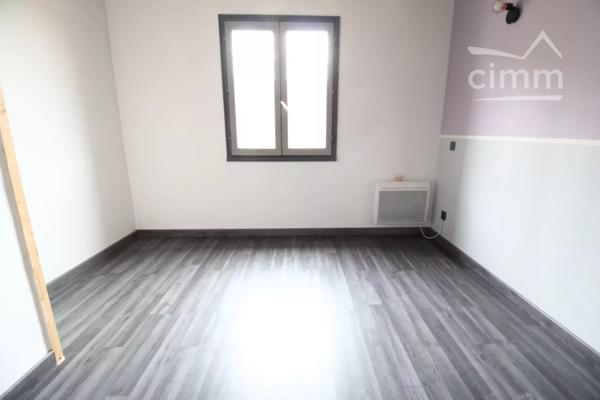 A vendre une maison de plain pied avec un jardin, une cour  et une cave pouvant être transformée en studio.