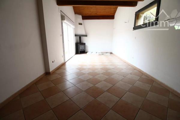 A vendre une maison de plain pied avec un jardin, une cour  et une cave pouvant être transformée en studio.