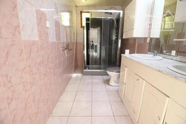 A vendre une maison de plain pied avec un jardin, une cour  et une cave pouvant être transformée en studio.
