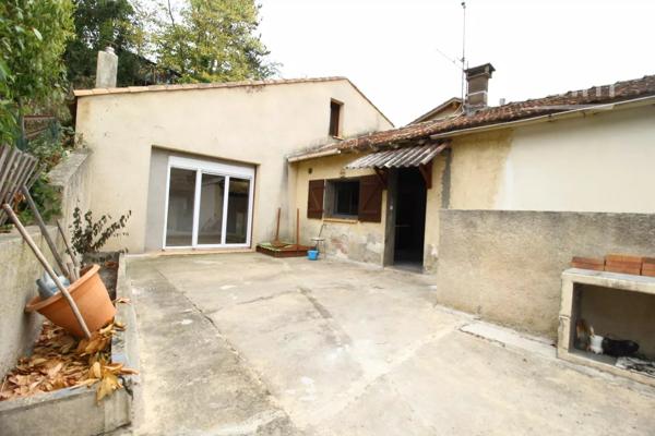 A vendre une maison de plain pied avec un jardin, une cour  et une cave pouvant être transformée en studio.
