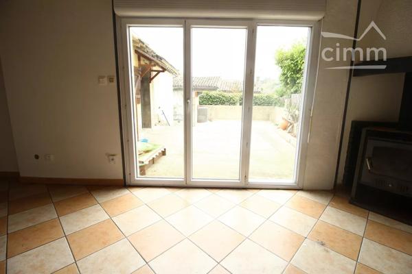 A vendre une maison de plain pied avec un jardin, une cour  et une cave pouvant être transformée en studio.