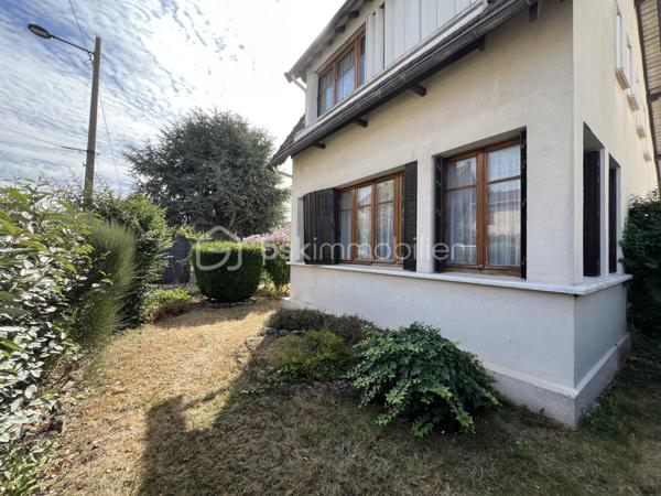Située dans une charmante petite rue pavillonnaire du quartier recherché du Plant, cette maison d'une superficie habitable de 85 m², sera peut être le nouveau lieu de vie de votre famille.
En entrant dans cette maison vous découvrirez une cuisine, un double séjour, une salle d'eau, un WC indépendant ainsi que deux chambres. 
A l'étage se trouve une grande chambre, un espace de rangement ainsi qu'une pièce d'eau.
A l'extérieur sur la parcelle de 321 m², un garage avec un atelier attenant vous permettra, si vous êtes bricoleur, de profiter de cet espace sans déranger le reste de la famille.
Et pour profiter des beaux jours, un jardin potager ou fleuri ainsi qu'une terrasse couverte seront les bienvenus.
La taxe foncière 2025 est de 1312 euros. Le chauffage est au gaz.
Des travaux sont à prévoir. La future gare du Grand Paris se trouve à moins de 10 minutes à pied ainsi que des commerces de proximité et des écoles.