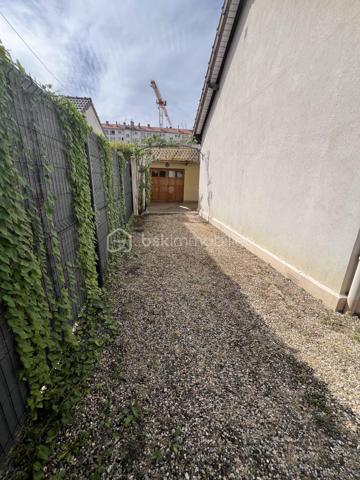 Située dans une charmante petite rue pavillonnaire du quartier recherché du Plant, cette maison d'une superficie habitable de 85 m², sera peut être le nouveau lieu de vie de votre famille.
En entrant dans cette maison vous découvrirez une cuisine, un double séjour, une salle d'eau, un WC indépendant ainsi que deux chambres. 
A l'étage se trouve une grande chambre, un espace de rangement ainsi qu'une pièce d'eau.
A l'extérieur sur la parcelle de 321 m², un garage avec un atelier attenant vous permettra, si vous êtes bricoleur, de profiter de cet espace sans déranger le reste de la famille.
Et pour profiter des beaux jours, un jardin potager ou fleuri ainsi qu'une terrasse couverte seront les bienvenus.
La taxe foncière 2025 est de 1312 euros. Le chauffage est au gaz.
Des travaux sont à prévoir. La future gare du Grand Paris se trouve à moins de 10 minutes à pied ainsi que des commerces de proximité et des écoles.