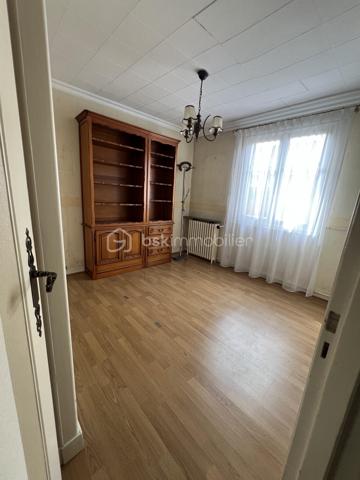 Située dans une charmante petite rue pavillonnaire du quartier recherché du Plant, cette maison d'une superficie habitable de 85 m², sera peut être le nouveau lieu de vie de votre famille.
En entrant dans cette maison vous découvrirez une cuisine, un double séjour, une salle d'eau, un WC indépendant ainsi que deux chambres. 
A l'étage se trouve une grande chambre, un espace de rangement ainsi qu'une pièce d'eau.
A l'extérieur sur la parcelle de 321 m², un garage avec un atelier attenant vous permettra, si vous êtes bricoleur, de profiter de cet espace sans déranger le reste de la famille.
Et pour profiter des beaux jours, un jardin potager ou fleuri ainsi qu'une terrasse couverte seront les bienvenus.
La taxe foncière 2025 est de 1312 euros. Le chauffage est au gaz.
Des travaux sont à prévoir. La future gare du Grand Paris se trouve à moins de 10 minutes à pied ainsi que des commerces de proximité et des écoles.