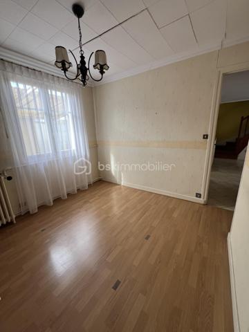 Située dans une charmante petite rue pavillonnaire du quartier recherché du Plant, cette maison d'une superficie habitable de 85 m², sera peut être le nouveau lieu de vie de votre famille.
En entrant dans cette maison vous découvrirez une cuisine, un double séjour, une salle d'eau, un WC indépendant ainsi que deux chambres. 
A l'étage se trouve une grande chambre, un espace de rangement ainsi qu'une pièce d'eau.
A l'extérieur sur la parcelle de 321 m², un garage avec un atelier attenant vous permettra, si vous êtes bricoleur, de profiter de cet espace sans déranger le reste de la famille.
Et pour profiter des beaux jours, un jardin potager ou fleuri ainsi qu'une terrasse couverte seront les bienvenus.
La taxe foncière 2025 est de 1312 euros. Le chauffage est au gaz.
Des travaux sont à prévoir. La future gare du Grand Paris se trouve à moins de 10 minutes à pied ainsi que des commerces de proximité et des écoles.