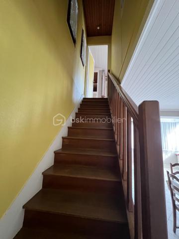 Située dans une charmante petite rue pavillonnaire du quartier recherché du Plant, cette maison d'une superficie habitable de 85 m², sera peut être le nouveau lieu de vie de votre famille.
En entrant dans cette maison vous découvrirez une cuisine, un double séjour, une salle d'eau, un WC indépendant ainsi que deux chambres. 
A l'étage se trouve une grande chambre, un espace de rangement ainsi qu'une pièce d'eau.
A l'extérieur sur la parcelle de 321 m², un garage avec un atelier attenant vous permettra, si vous êtes bricoleur, de profiter de cet espace sans déranger le reste de la famille.
Et pour profiter des beaux jours, un jardin potager ou fleuri ainsi qu'une terrasse couverte seront les bienvenus.
La taxe foncière 2025 est de 1312 euros. Le chauffage est au gaz.
Des travaux sont à prévoir. La future gare du Grand Paris se trouve à moins de 10 minutes à pied ainsi que des commerces de proximité et des écoles.