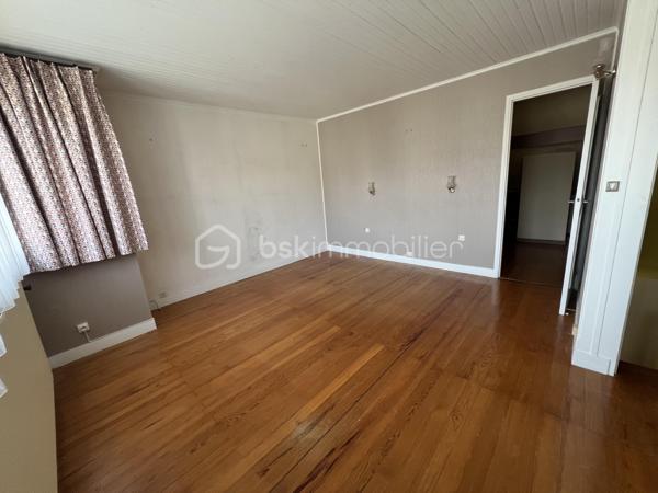 Située dans une charmante petite rue pavillonnaire du quartier recherché du Plant, cette maison d'une superficie habitable de 85 m², sera peut être le nouveau lieu de vie de votre famille.
En entrant dans cette maison vous découvrirez une cuisine, un double séjour, une salle d'eau, un WC indépendant ainsi que deux chambres. 
A l'étage se trouve une grande chambre, un espace de rangement ainsi qu'une pièce d'eau.
A l'extérieur sur la parcelle de 321 m², un garage avec un atelier attenant vous permettra, si vous êtes bricoleur, de profiter de cet espace sans déranger le reste de la famille.
Et pour profiter des beaux jours, un jardin potager ou fleuri ainsi qu'une terrasse couverte seront les bienvenus.
La taxe foncière 2025 est de 1312 euros. Le chauffage est au gaz.
Des travaux sont à prévoir. La future gare du Grand Paris se trouve à moins de 10 minutes à pied ainsi que des commerces de proximité et des écoles.