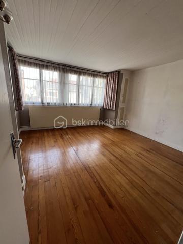 Située dans une charmante petite rue pavillonnaire du quartier recherché du Plant, cette maison d'une superficie habitable de 85 m², sera peut être le nouveau lieu de vie de votre famille.
En entrant dans cette maison vous découvrirez une cuisine, un double séjour, une salle d'eau, un WC indépendant ainsi que deux chambres. 
A l'étage se trouve une grande chambre, un espace de rangement ainsi qu'une pièce d'eau.
A l'extérieur sur la parcelle de 321 m², un garage avec un atelier attenant vous permettra, si vous êtes bricoleur, de profiter de cet espace sans déranger le reste de la famille.
Et pour profiter des beaux jours, un jardin potager ou fleuri ainsi qu'une terrasse couverte seront les bienvenus.
La taxe foncière 2025 est de 1312 euros. Le chauffage est au gaz.
Des travaux sont à prévoir. La future gare du Grand Paris se trouve à moins de 10 minutes à pied ainsi que des commerces de proximité et des écoles.