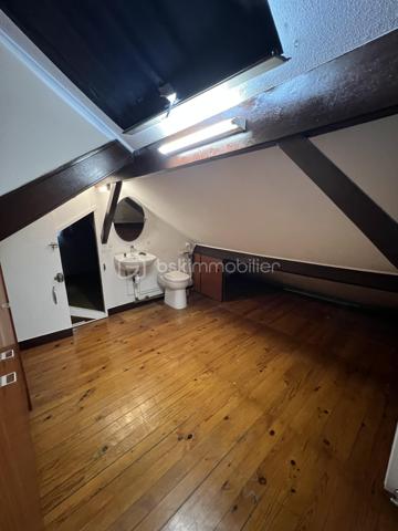 Située dans une charmante petite rue pavillonnaire du quartier recherché du Plant, cette maison d'une superficie habitable de 85 m², sera peut être le nouveau lieu de vie de votre famille.
En entrant dans cette maison vous découvrirez une cuisine, un double séjour, une salle d'eau, un WC indépendant ainsi que deux chambres. 
A l'étage se trouve une grande chambre, un espace de rangement ainsi qu'une pièce d'eau.
A l'extérieur sur la parcelle de 321 m², un garage avec un atelier attenant vous permettra, si vous êtes bricoleur, de profiter de cet espace sans déranger le reste de la famille.
Et pour profiter des beaux jours, un jardin potager ou fleuri ainsi qu'une terrasse couverte seront les bienvenus.
La taxe foncière 2025 est de 1312 euros. Le chauffage est au gaz.
Des travaux sont à prévoir. La future gare du Grand Paris se trouve à moins de 10 minutes à pied ainsi que des commerces de proximité et des écoles.
