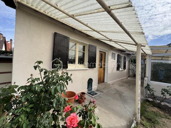 Située dans une charmante petite rue pavillonnaire du quartier recherché du Plant, cette maison d'une superficie habitable de 85 m², sera peut être le nouveau lieu de vie de votre famille.
En entrant dans cette maison vous découvrirez une cuisine, un double séjour, une salle d'eau, un WC indépendant ainsi que deux chambres. 
A l'étage se trouve une grande chambre, un espace de rangement ainsi qu'une pièce d'eau.
A l'extérieur sur la parcelle de 321 m², un garage avec un atelier attenant vous permettra, si vous êtes bricoleur, de profiter de cet espace sans déranger le reste de la famille.
Et pour profiter des beaux jours, un jardin potager ou fleuri ainsi qu'une terrasse couverte seront les bienvenus.
La taxe foncière 2025 est de 1312 euros. Le chauffage est au gaz.
Des travaux sont à prévoir. La future gare du Grand Paris se trouve à moins de 10 minutes à pied ainsi que des commerces de proximité et des écoles.