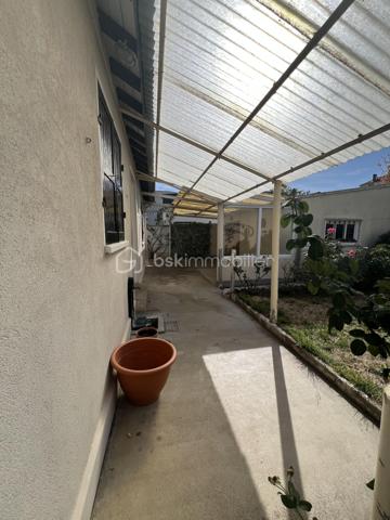 Située dans une charmante petite rue pavillonnaire du quartier recherché du Plant, cette maison d'une superficie habitable de 85 m², sera peut être le nouveau lieu de vie de votre famille.
En entrant dans cette maison vous découvrirez une cuisine, un double séjour, une salle d'eau, un WC indépendant ainsi que deux chambres. 
A l'étage se trouve une grande chambre, un espace de rangement ainsi qu'une pièce d'eau.
A l'extérieur sur la parcelle de 321 m², un garage avec un atelier attenant vous permettra, si vous êtes bricoleur, de profiter de cet espace sans déranger le reste de la famille.
Et pour profiter des beaux jours, un jardin potager ou fleuri ainsi qu'une terrasse couverte seront les bienvenus.
La taxe foncière 2025 est de 1312 euros. Le chauffage est au gaz.
Des travaux sont à prévoir. La future gare du Grand Paris se trouve à moins de 10 minutes à pied ainsi que des commerces de proximité et des écoles.