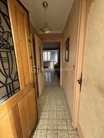 Située dans une charmante petite rue pavillonnaire du quartier recherché du Plant, cette maison d'une superficie habitable de 85 m², sera peut être le nouveau lieu de vie de votre famille.
En entrant dans cette maison vous découvrirez une cuisine, un double séjour, une salle d'eau, un WC indépendant ainsi que deux chambres. 
A l'étage se trouve une grande chambre, un espace de rangement ainsi qu'une pièce d'eau.
A l'extérieur sur la parcelle de 321 m², un garage avec un atelier attenant vous permettra, si vous êtes bricoleur, de profiter de cet espace sans déranger le reste de la famille.
Et pour profiter des beaux jours, un jardin potager ou fleuri ainsi qu'une terrasse couverte seront les bienvenus.
La taxe foncière 2025 est de 1312 euros. Le chauffage est au gaz.
Des travaux sont à prévoir. La future gare du Grand Paris se trouve à moins de 10 minutes à pied ainsi que des commerces de proximité et des écoles.