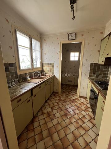 Située dans une charmante petite rue pavillonnaire du quartier recherché du Plant, cette maison d'une superficie habitable de 85 m², sera peut être le nouveau lieu de vie de votre famille.
En entrant dans cette maison vous découvrirez une cuisine, un double séjour, une salle d'eau, un WC indépendant ainsi que deux chambres. 
A l'étage se trouve une grande chambre, un espace de rangement ainsi qu'une pièce d'eau.
A l'extérieur sur la parcelle de 321 m², un garage avec un atelier attenant vous permettra, si vous êtes bricoleur, de profiter de cet espace sans déranger le reste de la famille.
Et pour profiter des beaux jours, un jardin potager ou fleuri ainsi qu'une terrasse couverte seront les bienvenus.
La taxe foncière 2025 est de 1312 euros. Le chauffage est au gaz.
Des travaux sont à prévoir. La future gare du Grand Paris se trouve à moins de 10 minutes à pied ainsi que des commerces de proximité et des écoles.