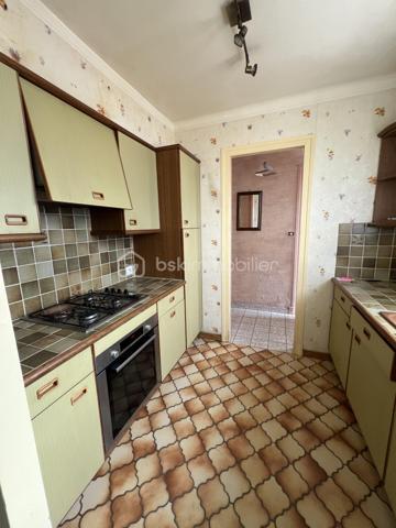 Située dans une charmante petite rue pavillonnaire du quartier recherché du Plant, cette maison d'une superficie habitable de 85 m², sera peut être le nouveau lieu de vie de votre famille.
En entrant dans cette maison vous découvrirez une cuisine, un double séjour, une salle d'eau, un WC indépendant ainsi que deux chambres. 
A l'étage se trouve une grande chambre, un espace de rangement ainsi qu'une pièce d'eau.
A l'extérieur sur la parcelle de 321 m², un garage avec un atelier attenant vous permettra, si vous êtes bricoleur, de profiter de cet espace sans déranger le reste de la famille.
Et pour profiter des beaux jours, un jardin potager ou fleuri ainsi qu'une terrasse couverte seront les bienvenus.
La taxe foncière 2025 est de 1312 euros. Le chauffage est au gaz.
Des travaux sont à prévoir. La future gare du Grand Paris se trouve à moins de 10 minutes à pied ainsi que des commerces de proximité et des écoles.