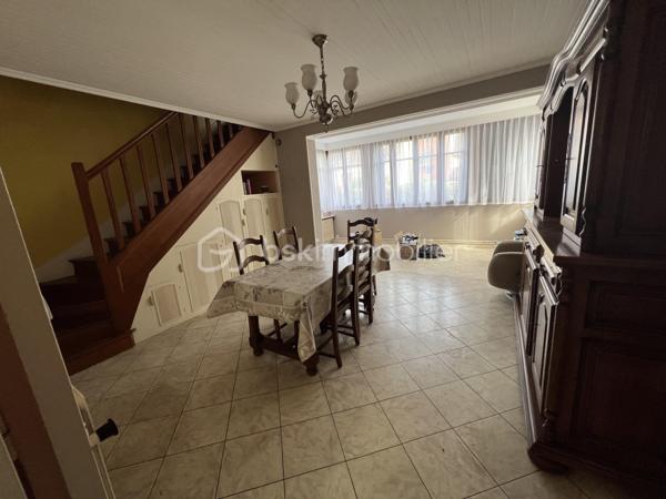 Située dans une charmante petite rue pavillonnaire du quartier recherché du Plant, cette maison d'une superficie habitable de 85 m², sera peut être le nouveau lieu de vie de votre famille.
En entrant dans cette maison vous découvrirez une cuisine, un double séjour, une salle d'eau, un WC indépendant ainsi que deux chambres. 
A l'étage se trouve une grande chambre, un espace de rangement ainsi qu'une pièce d'eau.
A l'extérieur sur la parcelle de 321 m², un garage avec un atelier attenant vous permettra, si vous êtes bricoleur, de profiter de cet espace sans déranger le reste de la famille.
Et pour profiter des beaux jours, un jardin potager ou fleuri ainsi qu'une terrasse couverte seront les bienvenus.
La taxe foncière 2025 est de 1312 euros. Le chauffage est au gaz.
Des travaux sont à prévoir. La future gare du Grand Paris se trouve à moins de 10 minutes à pied ainsi que des commerces de proximité et des écoles.