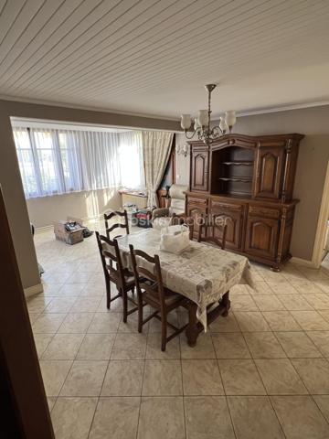 Située dans une charmante petite rue pavillonnaire du quartier recherché du Plant, cette maison d'une superficie habitable de 85 m², sera peut être le nouveau lieu de vie de votre famille.
En entrant dans cette maison vous découvrirez une cuisine, un double séjour, une salle d'eau, un WC indépendant ainsi que deux chambres. 
A l'étage se trouve une grande chambre, un espace de rangement ainsi qu'une pièce d'eau.
A l'extérieur sur la parcelle de 321 m², un garage avec un atelier attenant vous permettra, si vous êtes bricoleur, de profiter de cet espace sans déranger le reste de la famille.
Et pour profiter des beaux jours, un jardin potager ou fleuri ainsi qu'une terrasse couverte seront les bienvenus.
La taxe foncière 2025 est de 1312 euros. Le chauffage est au gaz.
Des travaux sont à prévoir. La future gare du Grand Paris se trouve à moins de 10 minutes à pied ainsi que des commerces de proximité et des écoles.