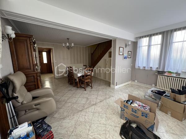 Située dans une charmante petite rue pavillonnaire du quartier recherché du Plant, cette maison d'une superficie habitable de 85 m², sera peut être le nouveau lieu de vie de votre famille.
En entrant dans cette maison vous découvrirez une cuisine, un double séjour, une salle d'eau, un WC indépendant ainsi que deux chambres. 
A l'étage se trouve une grande chambre, un espace de rangement ainsi qu'une pièce d'eau.
A l'extérieur sur la parcelle de 321 m², un garage avec un atelier attenant vous permettra, si vous êtes bricoleur, de profiter de cet espace sans déranger le reste de la famille.
Et pour profiter des beaux jours, un jardin potager ou fleuri ainsi qu'une terrasse couverte seront les bienvenus.
La taxe foncière 2025 est de 1312 euros. Le chauffage est au gaz.
Des travaux sont à prévoir. La future gare du Grand Paris se trouve à moins de 10 minutes à pied ainsi que des commerces de proximité et des écoles.
