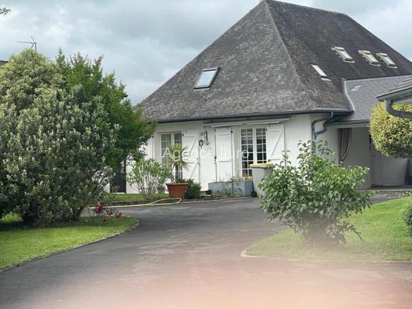 Maison - Proximite oloron-sainte-marie - Réf.:205335 PROXIMITE IMMEDIATE OLORON - TRES BELLE VILLA RENOVEE T6 AVEC PISCINE ET JARDIN CLOS -