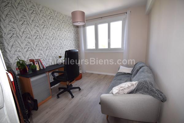 LAVAL - Appartement 2 chambres avec balcon, cave et parking