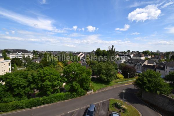 LAVAL - Appartement 2 chambres avec balcon, cave et parking