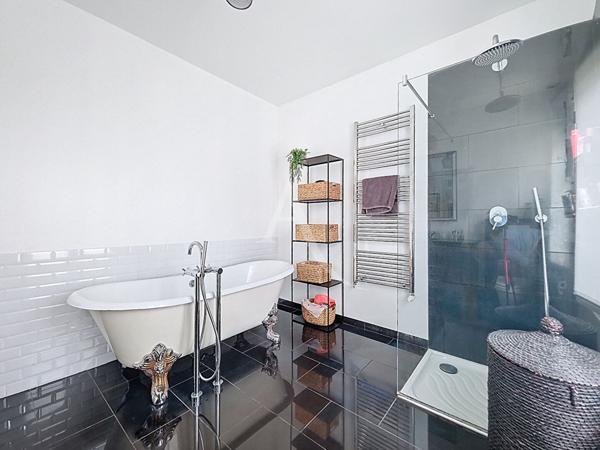 Mantes la Jolie - les Martraits- Maison 5 chambres avec Jardin sans vis à vis accès gare en 10 minutes à pieds