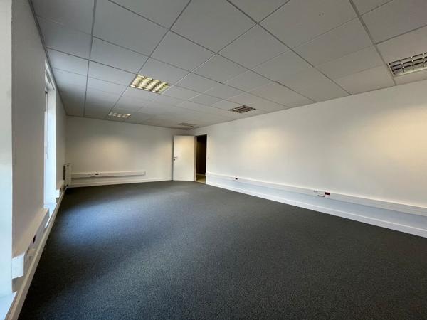 Bureaux de 276m2 avec stockage et parking - LAON