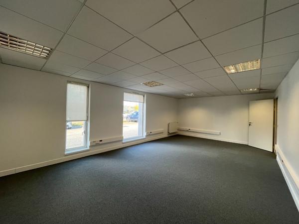 Bureaux de 276m2 avec stockage et parking - LAON