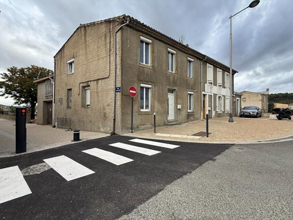 À vendre à Villegailhenc, maison de village de 6 pièces avec quatre chambres, deux cours et garage