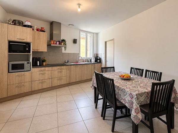 À vendre à Villegailhenc, maison de village de 6 pièces avec quatre chambres, deux cours et garage