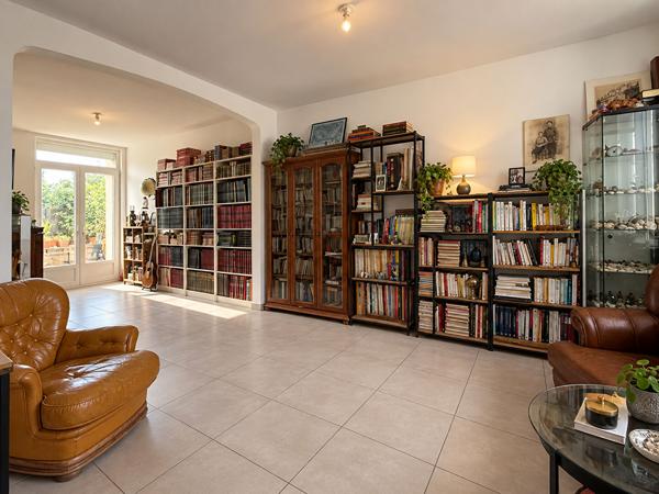 À vendre à Villegailhenc, maison de village de 6 pièces avec quatre chambres, deux cours et garage