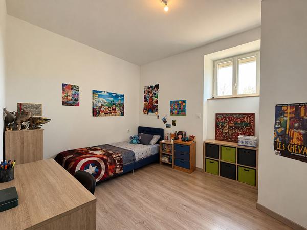 À vendre à Villegailhenc, maison de village de 6 pièces avec quatre chambres, deux cours et garage