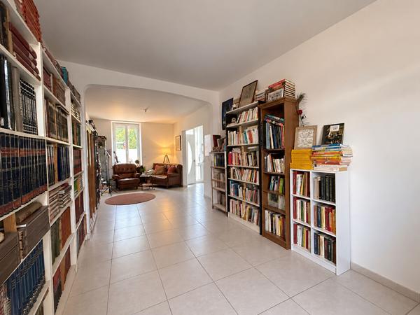À vendre à Villegailhenc, maison de village de 6 pièces avec quatre chambres, deux cours et garage