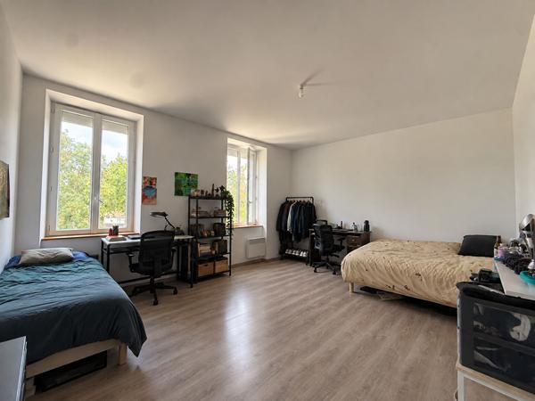À vendre à Villegailhenc, maison de village de 6 pièces avec quatre chambres, deux cours et garage