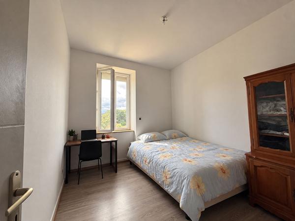 À vendre à Villegailhenc, maison de village de 6 pièces avec quatre chambres, deux cours et garage