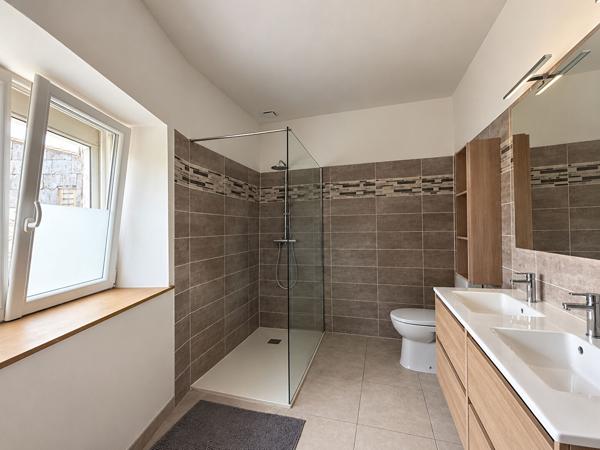 À vendre à Villegailhenc, maison de village de 6 pièces avec quatre chambres, deux cours et garage